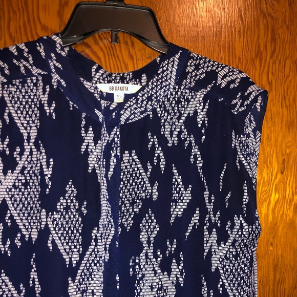 Patterned Flowy Shift Shirt Dress (convertible) - Picture 4 of 4